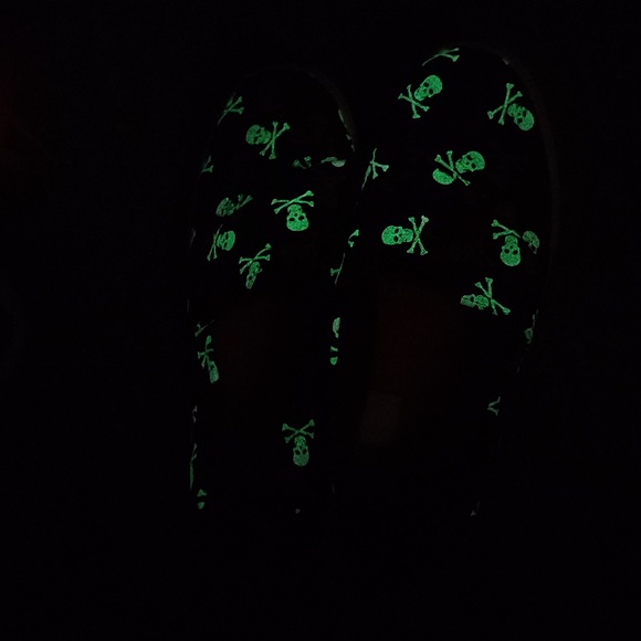 Tommy Bahama Glow-In-The-Dark Skull print loafers - Picture 8 of 9